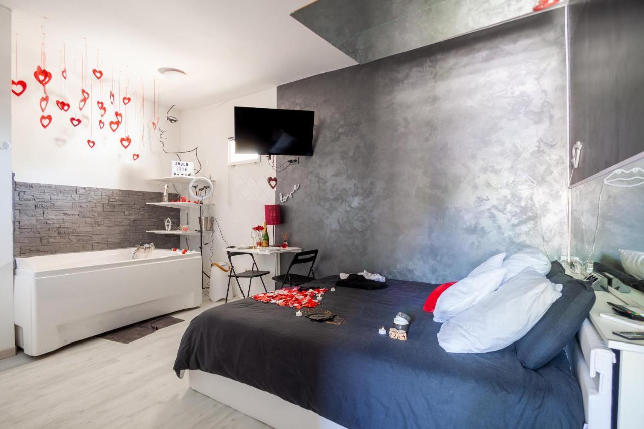 Love Room Avec Balneo Toulon Eksteriør bilde